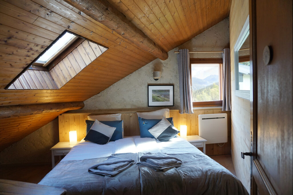 Photo of Petit Loup chalet bedroom.